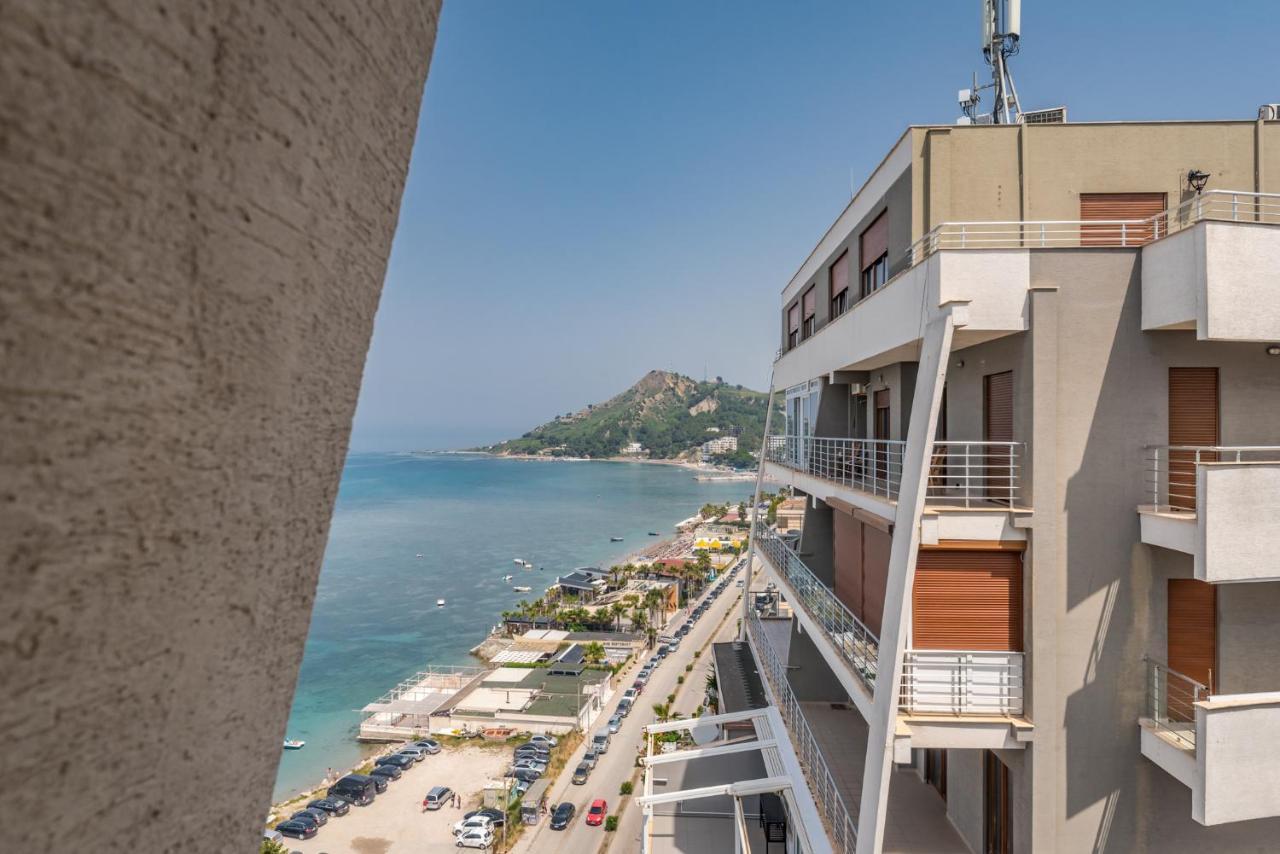 ドゥラスSpectacular Seaview Penthouseアパートメント エクステリア 写真